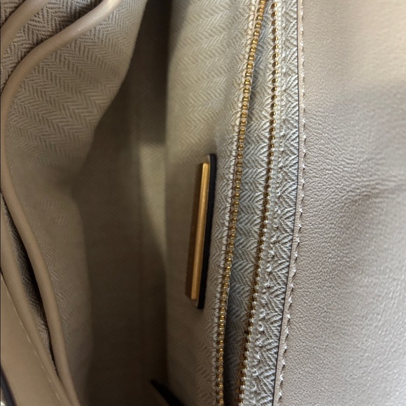 Tory Burch Quilted Cream Shoulder Bag with Gold Chain - Picture 4 of 11